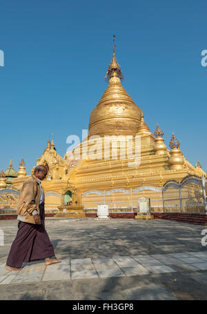 Mann geht um Kuthodaw Pagode in Mandalay, Birma (Myanmar) Stockfoto