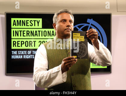 London, UK. 23. Februar 2016. (ACHTUNG REDAKTION: EMBERGOED BIS 24. FEBRUAR 2016 · 01:01) Salil Shetty, Generalsekretär von Amnesty International, hielt eine Pressekonferenz zur Veröffentlichung des Geschäftsberichts in London, UK, 23. Februar 2016. Foto: TERESA DAPP/DPA/Alamy Live-Nachrichten Stockfoto