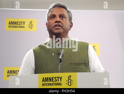 London, UK. 23. Februar 2016. (ACHTUNG REDAKTION: EMBERGOED BIS 24. FEBRUAR 2016 · 01:01) Salil Shetty, Generalsekretär von Amnesty International, hielt eine Pressekonferenz zur Veröffentlichung des Geschäftsberichts in London, UK, 23. Februar 2016. Foto: TERESA DAPP/DPA/Alamy Live-Nachrichten Stockfoto