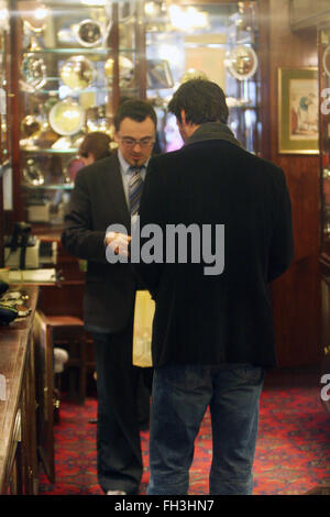 Keanu Reeves besucht London gehobenen Friseure rasieren Ausrüstung kaufen (Kredit Bild © Jack Ludlam) Stockfoto