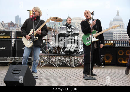 Status Quo auf South Bank London, St Pauls im Hintergrund zu spielen (Kredit Bild © Jack Ludlam) Stockfoto