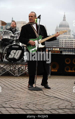 Status Quo auf South Bank London, St Pauls im Hintergrund zu spielen (Kredit Bild © Jack Ludlam) Stockfoto