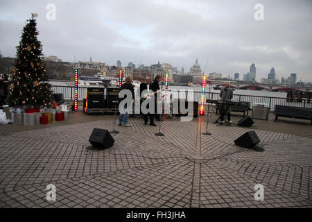 Status Quo auf South Bank London, St Pauls im Hintergrund zu spielen (Kredit Bild © Jack Ludlam) Stockfoto