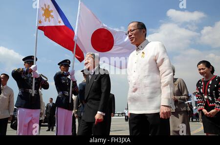 Japanische Kaiser Akihito zeichnet sich durch philippinische Präsident Benigno Aquino III. während der Abfahrt Zeremonie folgenden einen fünftägigen Staatsbesuch in den Philippinen Manila International Airport 30. Januar 2016 in Manila, Philippinen. Stockfoto