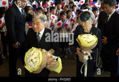 Japanische Kaiser Akihito und seine Frau Kaiserin Michiko Studenten der Sofitel Philippine Plaza Manila Japanisch Schule 26. Januar 2016 in Manila, Philippinen begrüßen. Das Kaiserpaar sind auf einem fünftägigen Staatsbesuch anlässlich des 60. Jahrestages der philippinischen-japanischen diplomatischen Beziehungen. Stockfoto