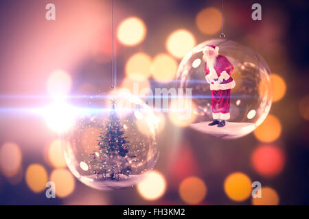 Zusammengesetztes Bild von Santa trägt ein paar Geschenke Stockfoto