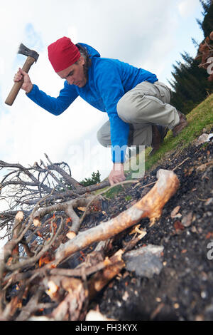 Wandern Mann versuchen, Feuer Stockfoto