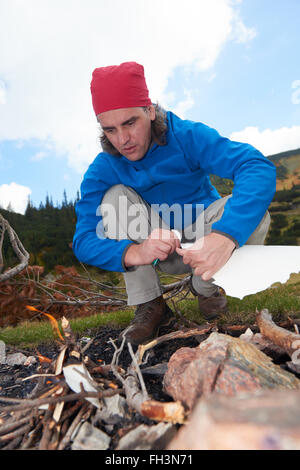 Wandern Mann versuchen, Feuer Stockfoto