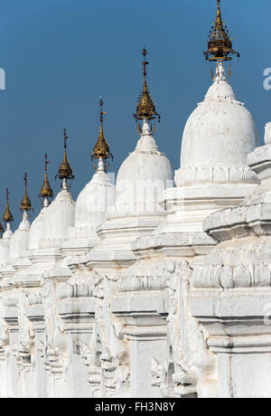 Reihe von Stupas Gehäuse die weltweit größte Buchmesse Kuthodaw Pagode in Mandalay, Birma (Myanmar) Stockfoto