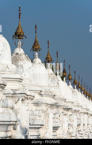 Reihe von Stupas, enthält die weltweit größte Buchmesse Kuthodaw Pagode in Mandalay, Birma (Myanmar) Stockfoto