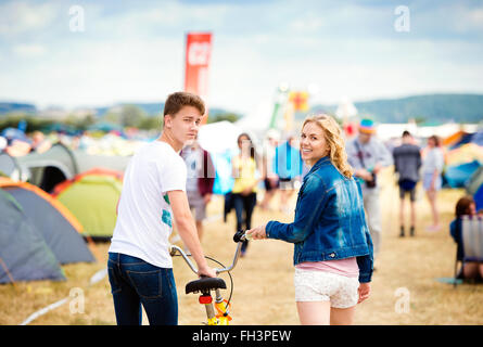 Teenager-Paar mit Fahrrad im Sommer-Musikfestival Stockfoto