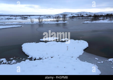 Winter Schnee Blick über Pingvallavatn, dem größten natürlichen See in Island, Pingvellir Nationalpark, UNESCO-Weltkulturerbe, Stockfoto