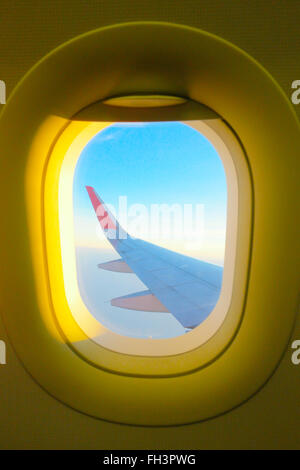 Der Blick aus dem Fenster auf den Flugzeugtragflächen. Stockfoto