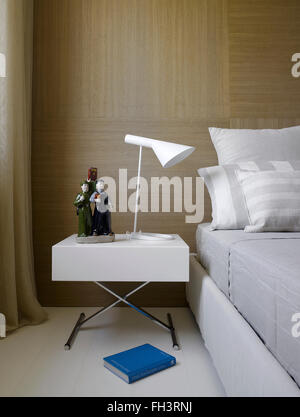 Innenraum von einem eleganten Schlafzimmer, mit einem Nachttisch und einem Buch auf dem Boden links Stockfoto