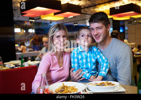 Familie beim Mittagessen im Einkaufszentrum Stockfoto
