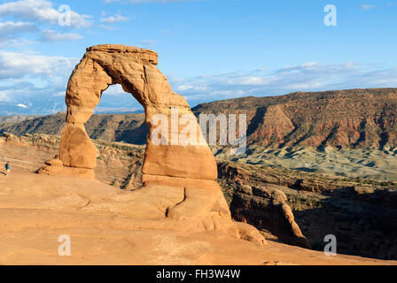 Ein Tourist geht in Richtung Delicate Arch im Arches-Nationalpark, Utah, USA Stockfoto