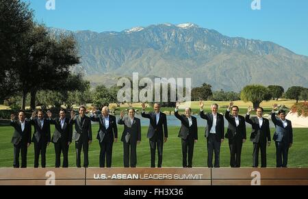 US-Präsident Barack Obama, Center, steht mit den Führern der Association of Southeast Asian Nations für das Familienfoto auf dem ASEAN-Gipfel in den Sunnylands Gärten 16. Februar 2016 in Rancho Mirage, Kalifornien. (L-R) ASEAN Generalsekretär Le Luong Minh; Brunei Sultan Hassanal Bolkiah; Kambodscha Premierminister Hun Sen; Indonesien Präsident Joko Widodo; Malaysia Premierminister Najib Razak; Laos Präsident Choummaly Sayasone; Präsident Obama; Präsident Aquino; Singapur Premierminister Lee Hsien Loong; Thailand Premier Prayuth Chan-Ocha; Vietnam Premierminister Nguyen Tan Dun Stockfoto