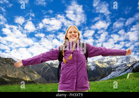 Junge Frau, Wandern in den Bergen Stockfoto