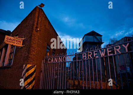 Dämmerung geschossen der Haupttore an der geschlossenen Kanone Brauerei (Steinen Brauerei), Neepsend, Sheffield, South Yorkshire, Großbritannien Stockfoto