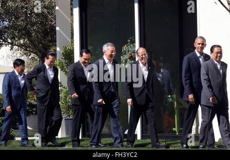 Philippinen Präsident Aquino, Center, Spaziergänge mit Singapur Premierminister Lee Hsien Loong und anderen Staats-und Regierungschefs auf dem ASEAN-Gipfel in den Sunnylands Gärten 17. Februar 2016 in Rancho Mirage, Kalifornien. Stockfoto