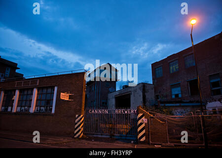 Dämmerung geschossen der Haupttore an der geschlossenen Kanone Brauerei (Steinen Brauerei), Neepsend, Sheffield, South Yorkshire, Großbritannien Stockfoto