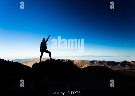 Frau erfolgreich Wandern Klettern Silhouette in Bergen, Motivation und Inspiration Landschaft auf der Insel und das Meer. Weibliche Wanderer Stockfoto