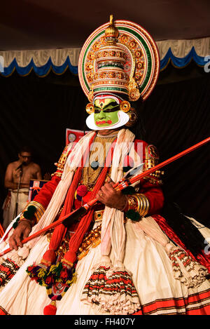 Kathakali ist eine stilisierte klassischen indischen Tanzdrama bekannt für attraktive Make-up von Charakteren, aufwendigen Kostümen Stockfoto