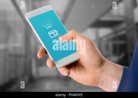 Zusammengesetztes Bild der Geschäftsmann mit Handy auf weißem Hintergrund Stockfoto