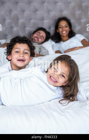 Happy Family im Bett Stockfoto