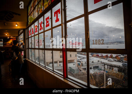 Öffentlichen Markt-Fenster auf den Hafen von Seattle, Washington state Stockfoto