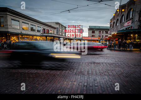 Passanten vor Seattle am Pike Place Market Stockfoto