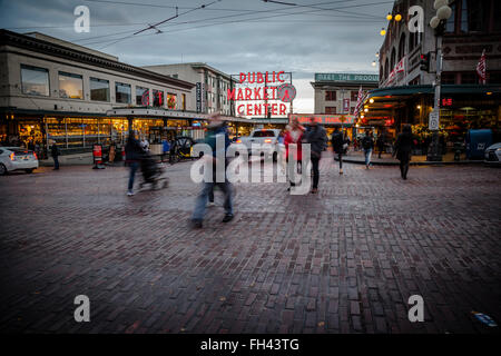 Passanten vor Seattle am Pike Place Market Stockfoto