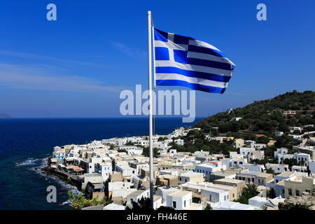 Sommer, griechische Flagge über Mandraki Town, die Hauptstadt der Vulkaninsel Nisyros, Dodekanes-Gruppe von Inseln, Süd Ägäis Stockfoto