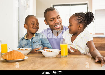 Lässige glückliche Familie Frühstück Stockfoto