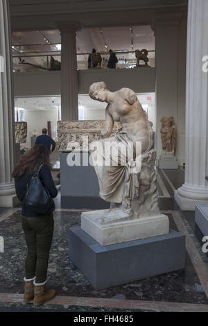 Leon Levy und Shelby White Court, das Herzstück der römischen und griechischen Galerien das Metropolitan Museum of Art in New York City. Marmorstatue einer sitzende Muse. 2. Jh. A.D. Roman. Stockfoto