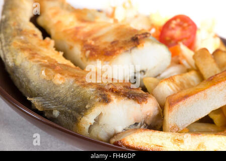 Backfisch - Safran-Kabeljau mit Kartoffeln und Gemüse Stockfoto