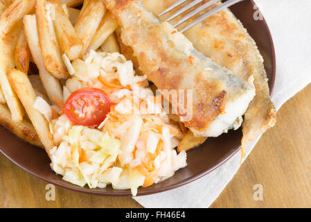 Backfisch - Safran-Kabeljau mit Kartoffeln und Gemüse Stockfoto