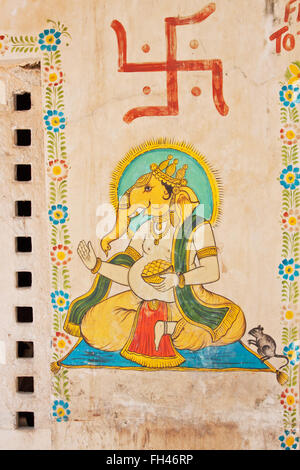 Wandkunst Darstellung Ganesh, der Elefantengott, unten ein Hindu Hakenkreuz als Symbol für die vier Phasen des Lebens Stockfoto