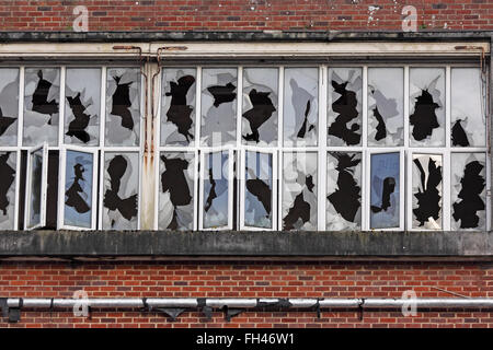 Arrays von zerbrochenen Fensterscheiben in einem stillgelegten Betriebsstätte UK Stockfoto