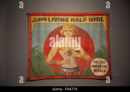Original handgemalte Banner Werbung in der "Freak Show" wirkt auf Coney Island hier auf Coney Island-Ausstellung im Brooklyn Museum gezeigt. Stockfoto
