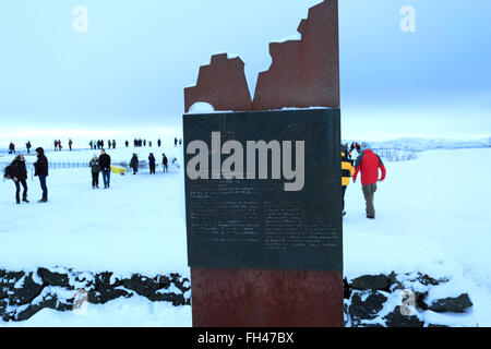 Winterschnee, Tourist-Informationsschilder, Europa, Süd-West-Island, Pingvellir Nationalpark, UNESCO-Weltkulturerbe. Stockfoto