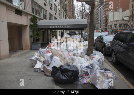 Müll entlang der 86th Street auf der Ostseite von Manhattan recycelt werden. Hohe Miete Bezirke haben mit Müll jede Woche in ihrem Vorgarten oben zu setzen. Stockfoto