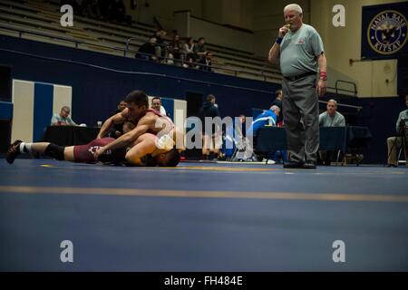 BREMERTON, Washington (21. Februar 2016) - Feuerwehrmann Ryan Schmehr, gebürtig in San Diego stationiert mit USS Ronald Reagan (CVN-76), mixt für Position gegen Armee Sgt. Max Nowry in einem 57 kg Freistilringen Match während der 2016 Streitkräfte Meisterschaft am Naval Base Kitsap-Bremerton. Das Turnier findet an zwei Tagen einer griechisch-römischen Stil Ringen und anderen Freestyle, zwischen Armee, Luftwaffe, Marine und Marinekorps. Stockfoto