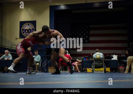 BREMERTON, Washington (21. Februar 2016) - Maschinist Mate 3. Klasse James Souza, Puyallup, Washington, Native stationiert mit USS America (LHA 6) ringt mit Armee Sgt. Victor Terrell in einem 86 kg Freistilringen Match während der 2016 Streitkräfte Meisterschaft am Naval Base Kitsap-Bremerton. Das Turnier findet an zwei Tagen einer griechisch-römischen Stil Ringen und anderen Freestyle, zwischen Armee, Luftwaffe, Marine und Marinekorps. Stockfoto