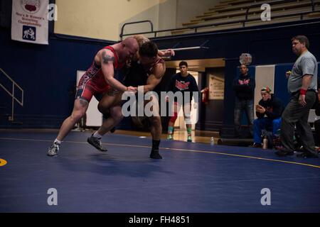 BREMERTON, Washington (21. Februar 2016) - Maschinist Mate 3. Klasse James Souza, ein Puyallup, Washington, Native mit USS America (LHA 6) ringt mit Air Force stationiert 1st Lt. Clayton Gable in einem 86 kg Freistilringen Match während der 2016 Streitkräfte Meisterschaft am Naval Base Kitsap-Bremerton. Das Turnier findet an zwei Tagen einer griechisch-römischen Stil Ringen und anderen Freestyle, zwischen Armee, Luftwaffe, Marine und Marinekorps. Stockfoto