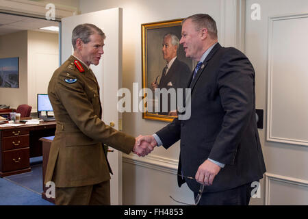 Deputy Secretary Of Defense Bob Arbeit begrüßt stellvertretender Supreme Allied Commander Europe General Sir Adrian Bradshaw im Pentagon, 22. Februar 2016. Die beiden Politiker trafen sich um gegenseitige Bedeutung diskutieren. Stockfoto