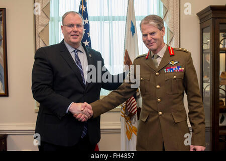 Deputy Secretary Of Defense Bob Arbeit begrüßt stellvertretender Supreme Allied Commander Europe General Sir Adrian Bradshaw im Pentagon, 22. Februar 2016. Die beiden Politiker trafen sich um gegenseitige Bedeutung diskutieren. Stockfoto