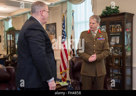 Deputy Secretary Of Defense Bob Arbeit erfüllt mit stellvertretender Supreme Allied Commander Europe General Sir Adrian Bradshaw im Pentagon, 22. Februar 2016, um gegenseitige Bedeutung diskutieren. Stockfoto