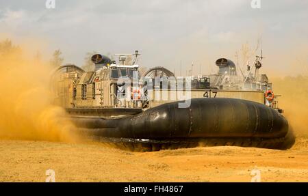 Landing Craft Luft gepolstert 47 bereitet, Kin Blue Beach, Okinawa, Japan, 22 Februar zu entlüften. Die STERNS war die Teilnahme an einer Botschaft Verstärkung Bohrmaschine. Es testet ihre Fähigkeit, schnelle Bereitstellung und unterstützen eine Botschaft. Die STERNS wird verwendet, um Ausrüstung, Waffen, Personal und Fracht von Schiffen an Land zu transportieren. Die STERNS ist mit Strand Marineeinheit 7. Stockfoto