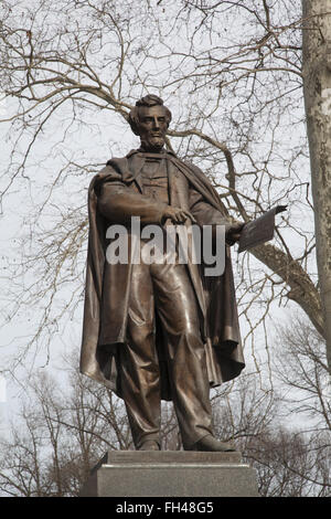 Statue von Abraham Lincoln von Henry Kirke Brown, ursprünglich gewidmet 21. Oktober 1869 sitzt im Prospect Park, Brooklyn, NY. Stockfoto